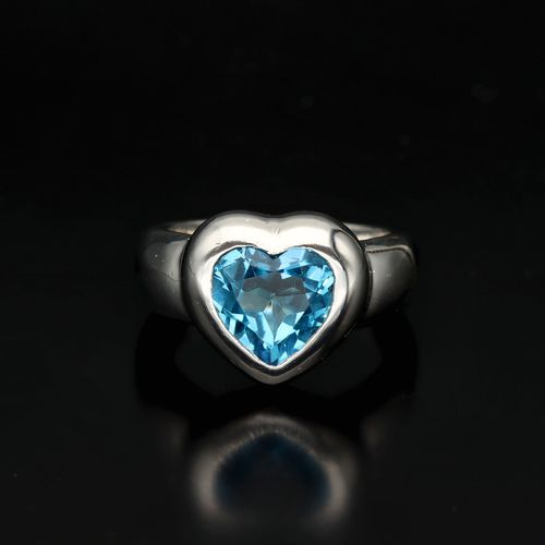 Boodles 18ct White Gold Blue Topaz Heart Ring image-2
