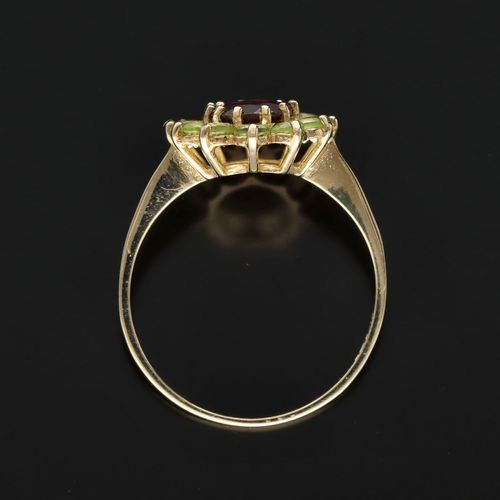 9ct Gold Garnet and Peridot Ring image-6