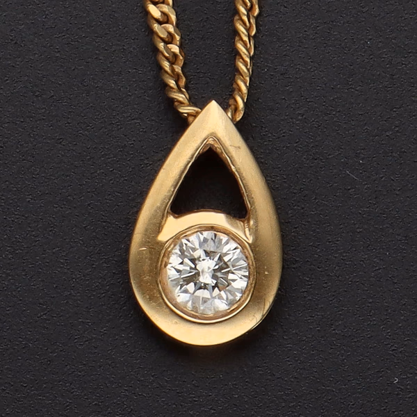 18ct Yellow Gold Diamond Pendant Necklace