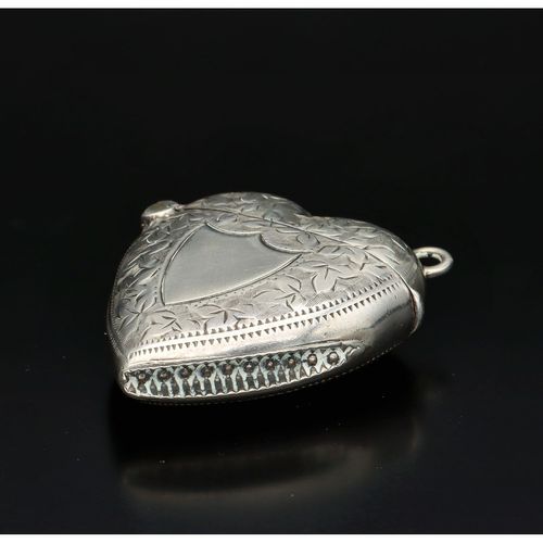 Victorian Silver Heart Shaped Vesta Case image-4