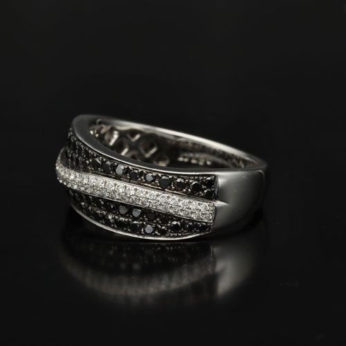 18ct White Gold Black and White Diamond Band Ring image-3