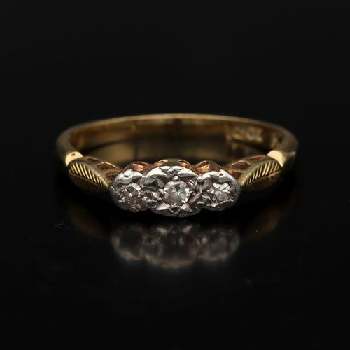 18ct Gold Diamond Ring image-2