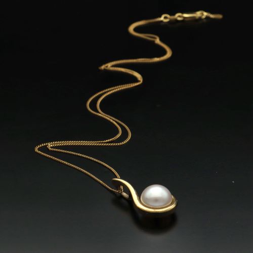 9ct Gold Cultured Pearl Earrings and Necklace Set image-3