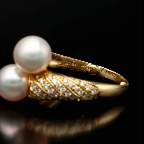 Heavy 18ct Gold Cultured Pearl and Diamond Ring image-5