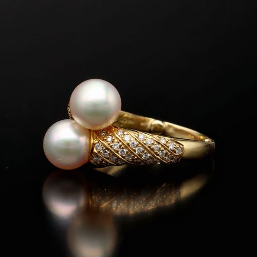 Heavy 18ct Gold Cultured Pearl and Diamond Ring image-3