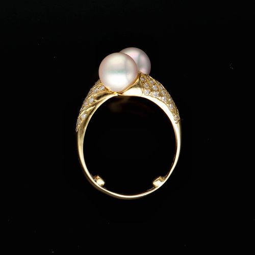 Heavy 18ct Gold Cultured Pearl and Diamond Ring image-6