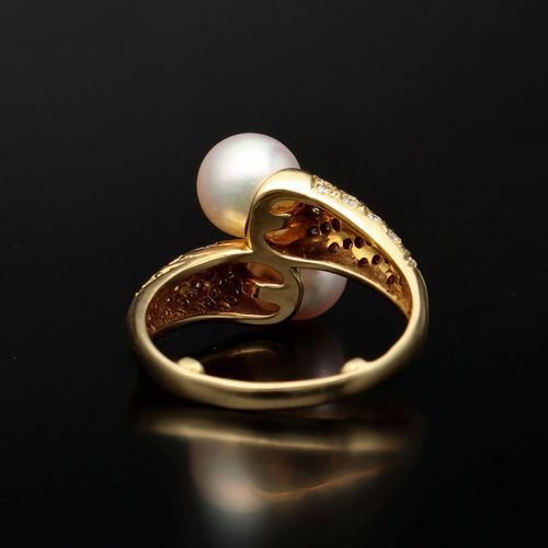 Heavy 18ct Gold Cultured Pearl and Diamond Ring image-4