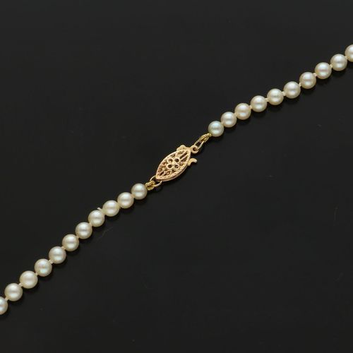 9ct Gold Clasp Re Strung Cultured Pearls image-5