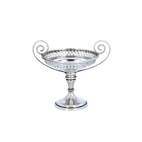 Edwardian Sterling Silver Tazza by Walker and Hall image-1