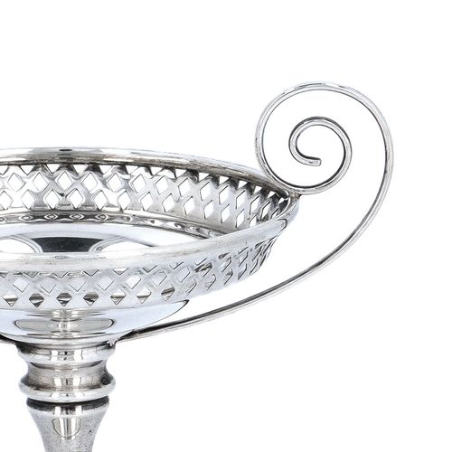 Edwardian Sterling Silver Tazza by Walker and Hall image-2