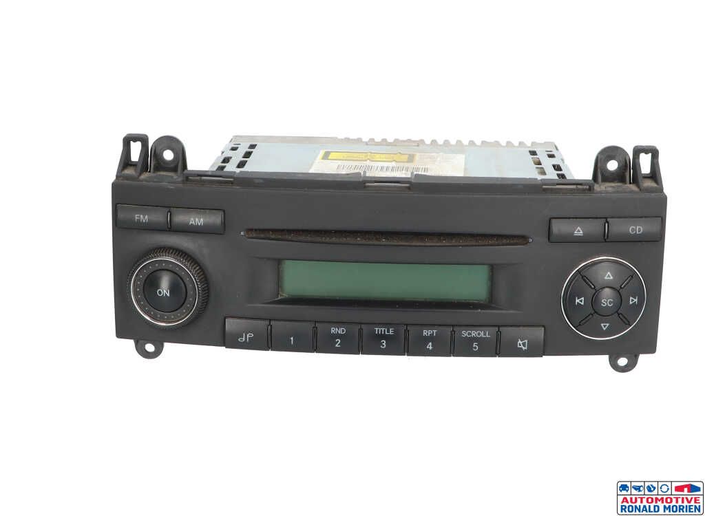 Used Radio CD player Volkswagen Crafter 2.5 TDI 30/35/50 Price € 125,01 Inclusive VAT offered by Automaterialen Ronald Morien B.V.