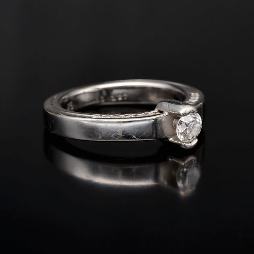 18ct White Gold Diamond Ring image-1