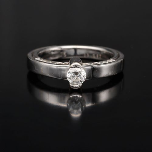 18ct White Gold Diamond Ring image-2
