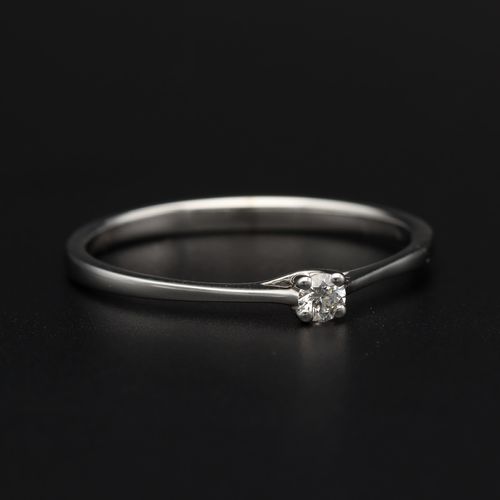 18ct Gold Diamond Ring. Size X image-1