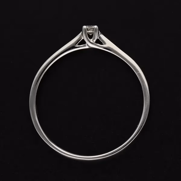18ct Gold Diamond Ring. Size X