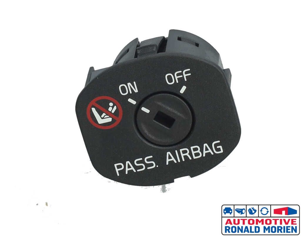 Used Airbag switch Volvo V50 (MW) 1.6 D2 16V Price € 15,00 Margin scheme offered by Automaterialen Ronald Morien B.V.