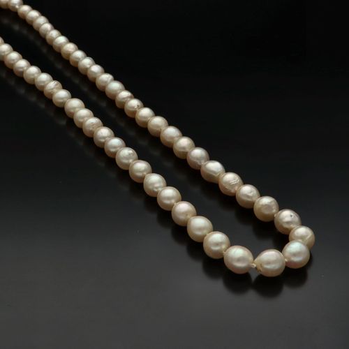 9ct Gold Garnet Clasp Pearl Necklace image-1