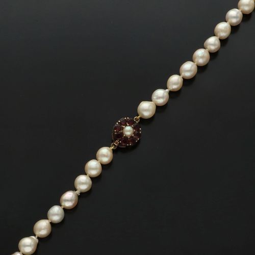 9ct Gold Garnet Clasp Pearl Necklace image-3