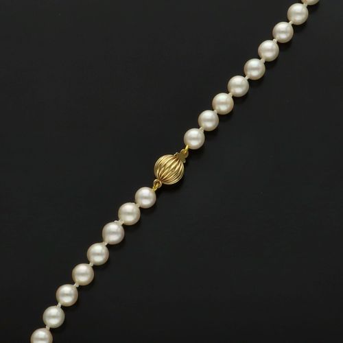 18ct Gold Clasp Re Strung Cultured Pearls image-3