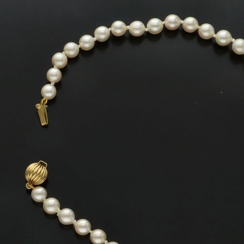 18ct Gold Clasp Re Strung Cultured Pearls image-4