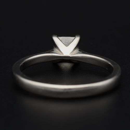 18ct White Gold Diamond Ring image-5