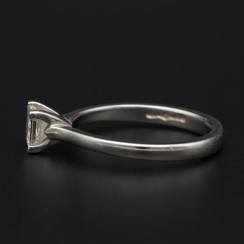 18ct White Gold Diamond Ring image-3