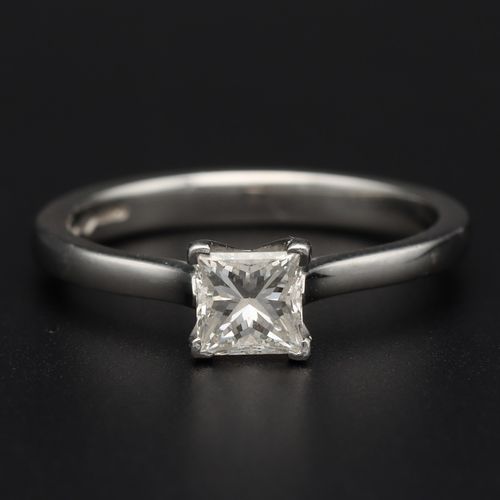 18ct White Gold Diamond Ring image-2