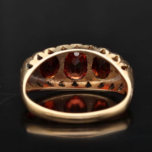 9ct Gold Garnet Ring image-5
