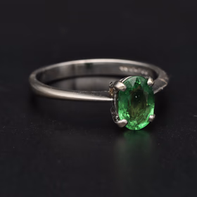 18ct White Gold Green Garnet Ring