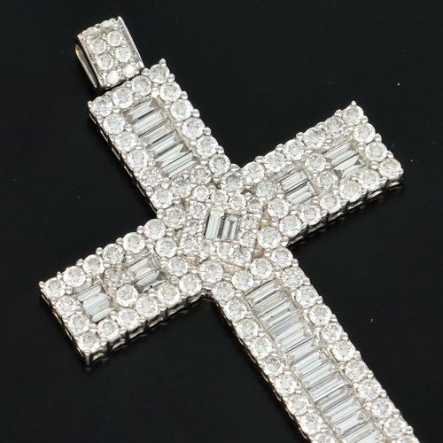 18k White Gold Diamond Cross Pendant image-2