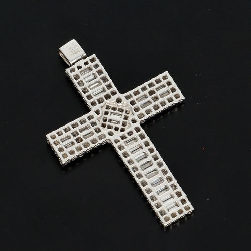 18k White Gold Diamond Cross Pendant image-4